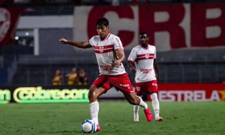 Luís Segovia com a camisa do CRB. (Foto: Francisco Cedrim/CRB)