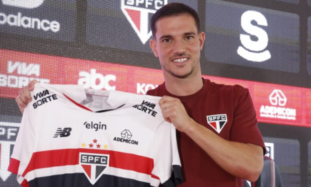 Cédric Soares em apresentação no São Paulo em 2025 (Foto: Rubens Chiri / São Paulo FC)