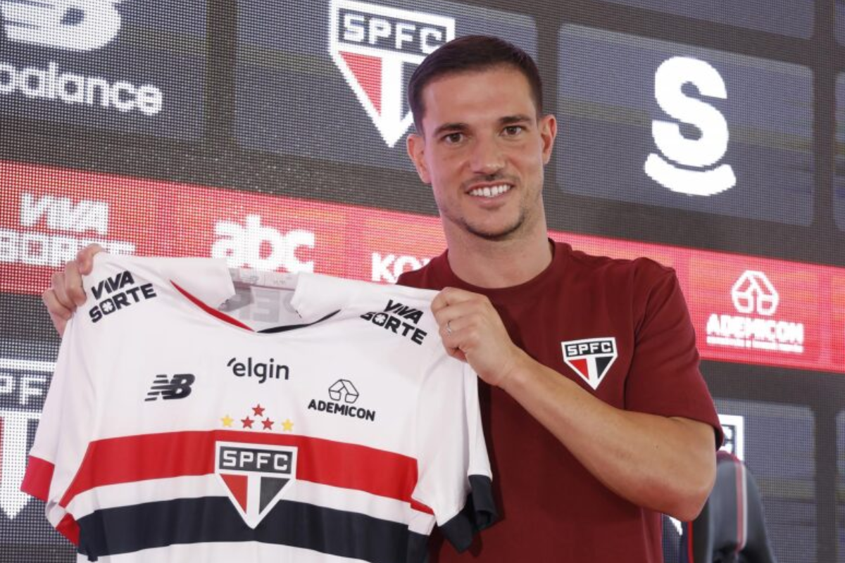 Cédric Soares em apresentação no São Paulo em 2025 (Foto: Rubens Chiri / São Paulo FC)