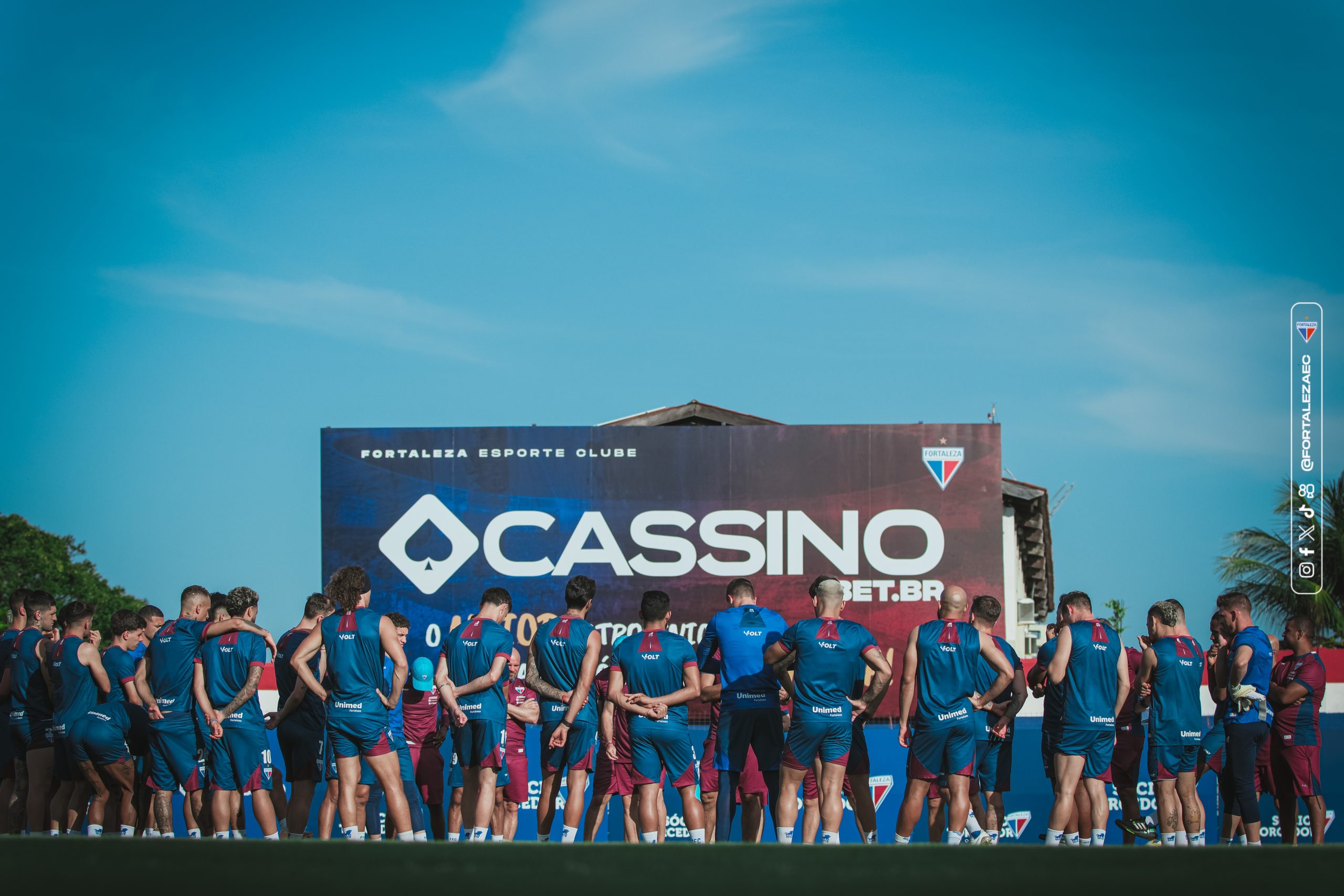 Elenco do Fortaleza reunido em treino. (Foto: Mateus Lotif/FEC)