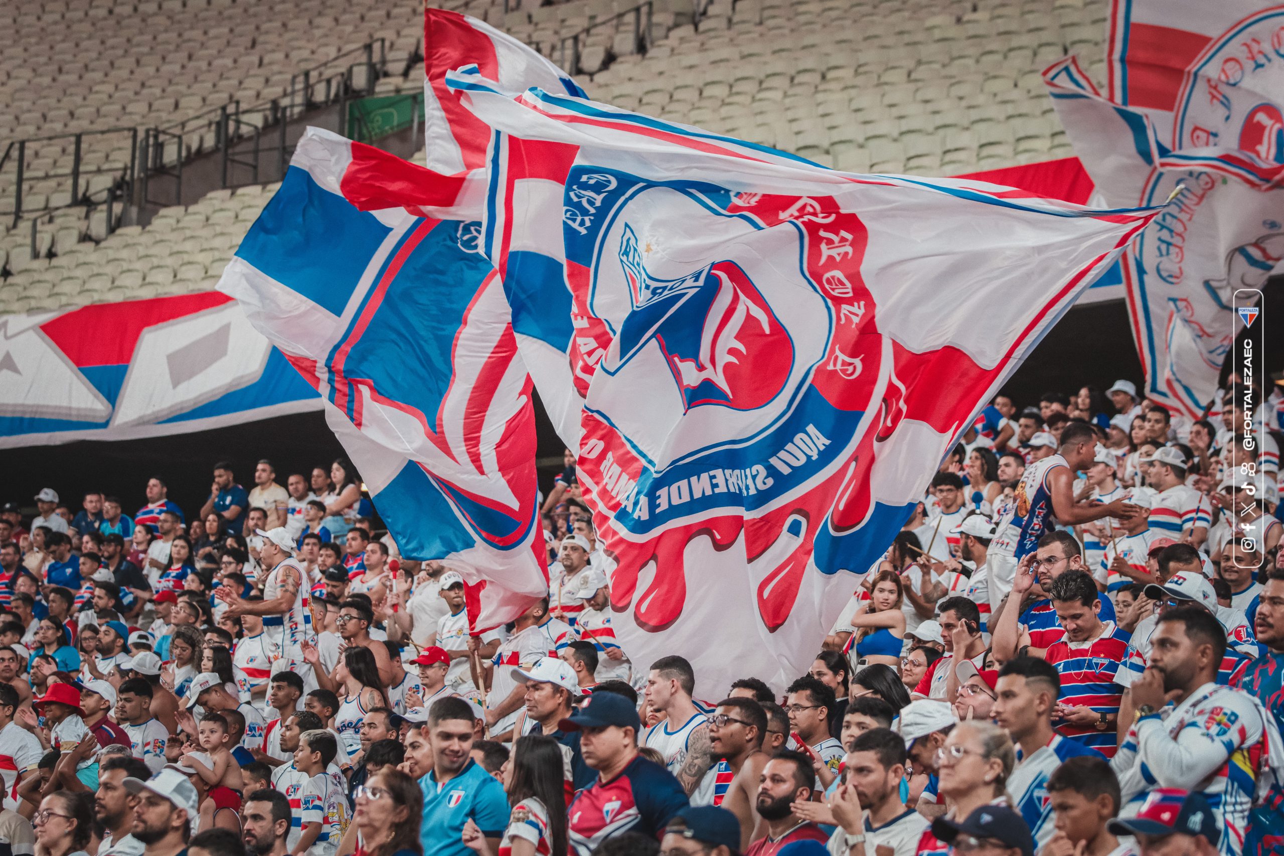 Torcida do Fortaleza na Arena Castelão. (Foto: Mateus Lotif/FEC)