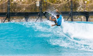 Filipe Toledo surfando em Abu Dhabi. (Foto: Max Physick/World Surf League)