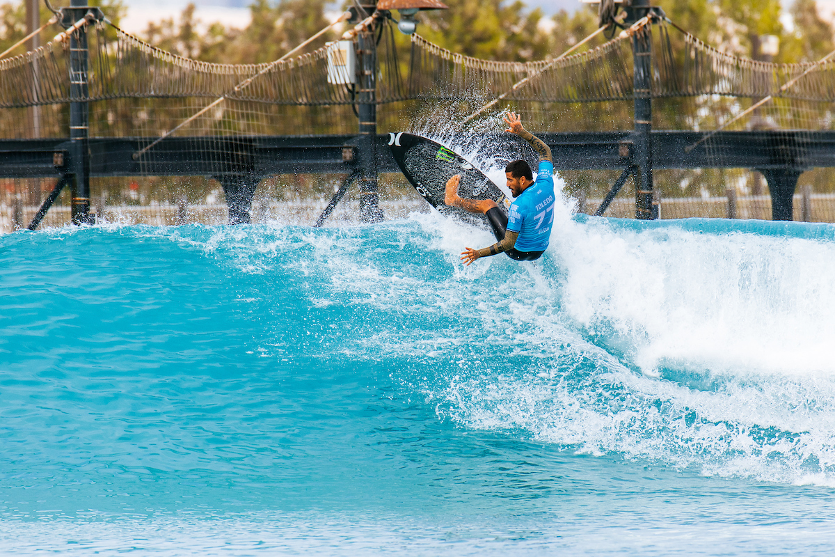 Filipe Toledo surfando em Abu Dhabi. (Foto: Max Physick/World Surf League)