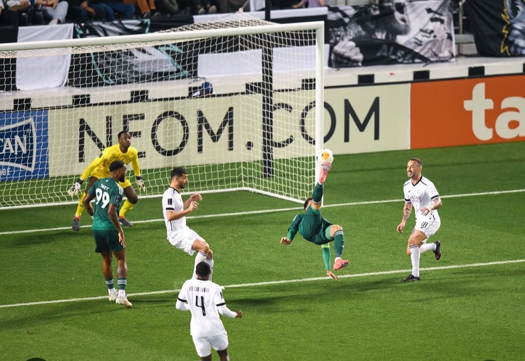 Firmino bicicleta. (Foto:Divulgação/Al-Ahli)