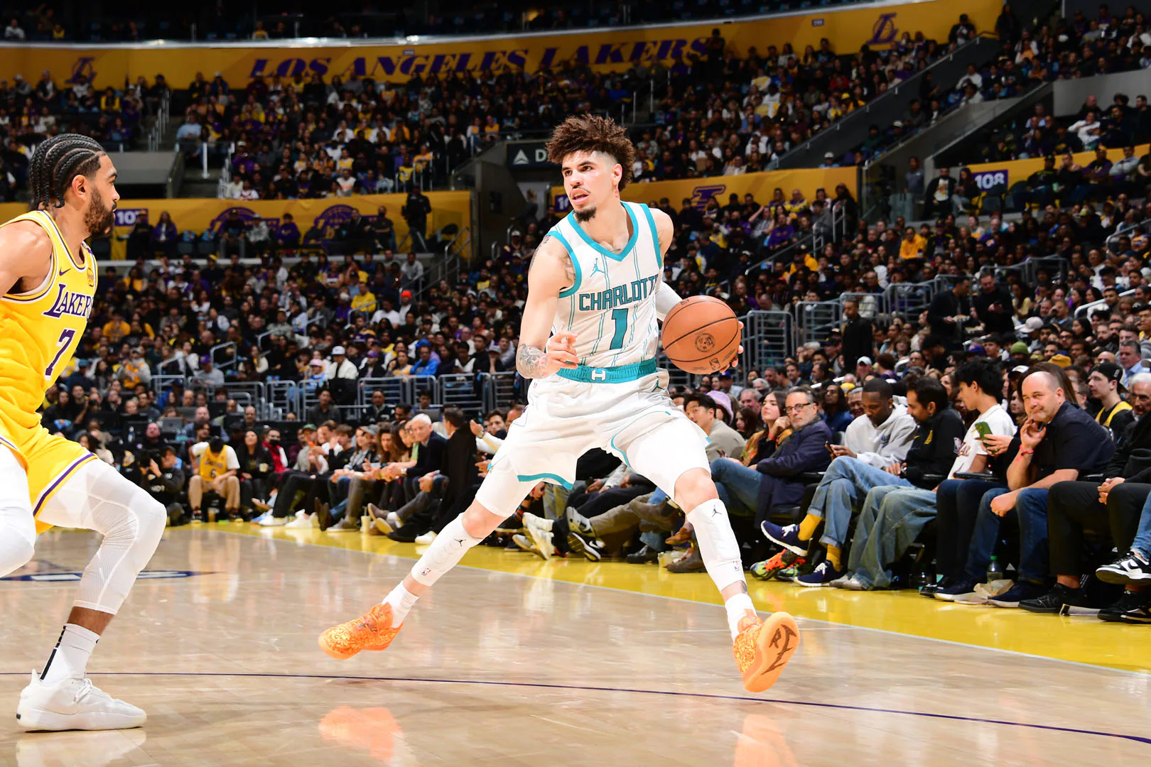 Charlotte Hornets vence o Lakers de virada fora de casa pela NBA