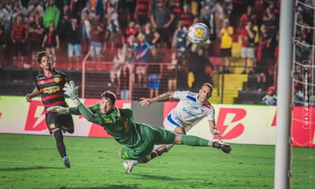 Breno Lopes marcando o gol que deu a vitória histórica para o Leão e o tabu sendo quebrado na Copa do Nordeste (Mateus Lotif/FEC)