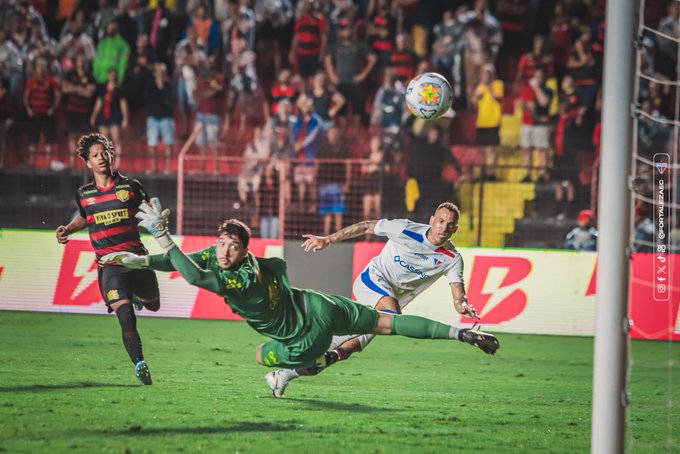 Breno Lopes marcando o gol que deu a vitória histórica para o Leão e o tabu sendo quebrado na Copa do Nordeste (Mateus Lotif/FEC)