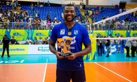 Paulo com o troféu Viva Vôlei após a vitória do Itambé Minas na Copa Brasi