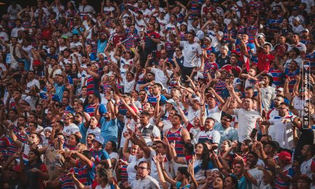 A torcida do Fortaleza presente na Arena Castelão. (Foto: Mateus Lotif/FEC)