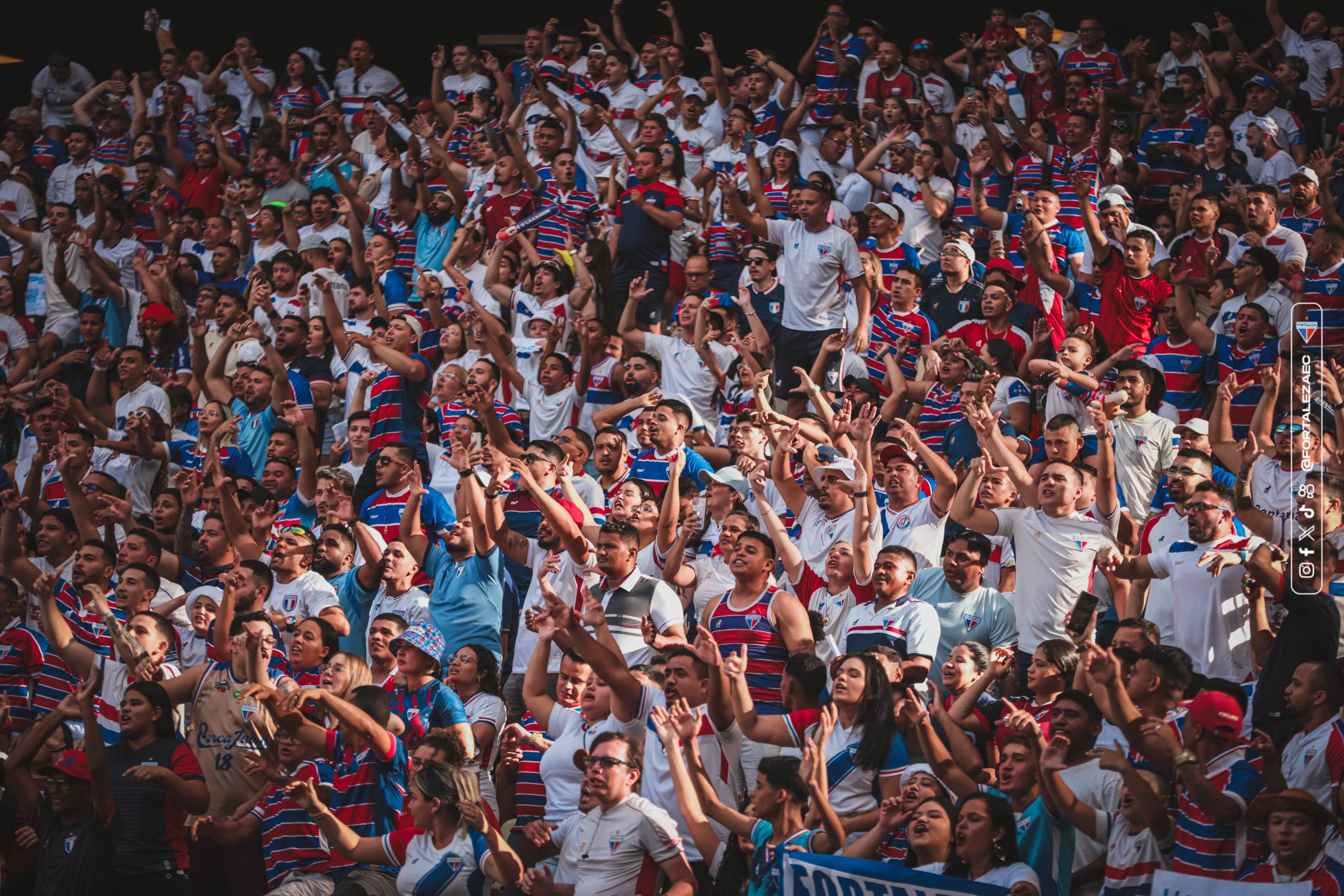 A torcida do Fortaleza presente na Arena Castelão. (Foto: Mateus Lotif/FEC)