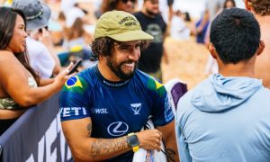 Ian Gouveia chega à semifinal da WSL em Pipeline. (Foto: Brent Bielmann / WSL)