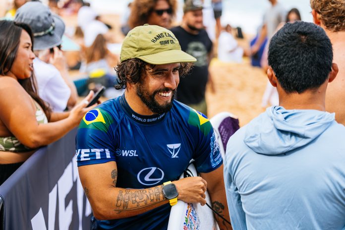 Ian Gouveia chega à semifinal da WSL em Pipeline. (Foto: Brent Bielmann / WSL)