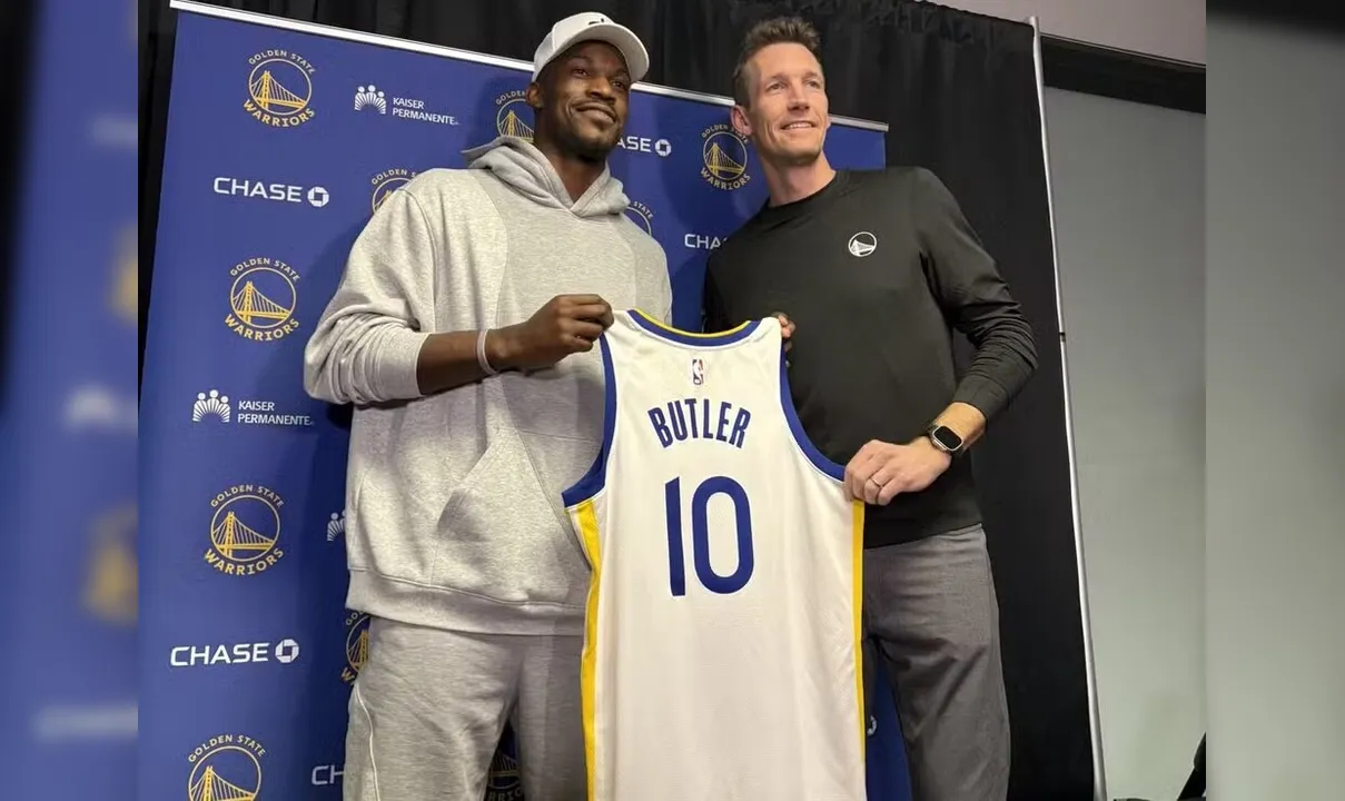 Jimmy Butler apresentado no Warriors com a camisa 10