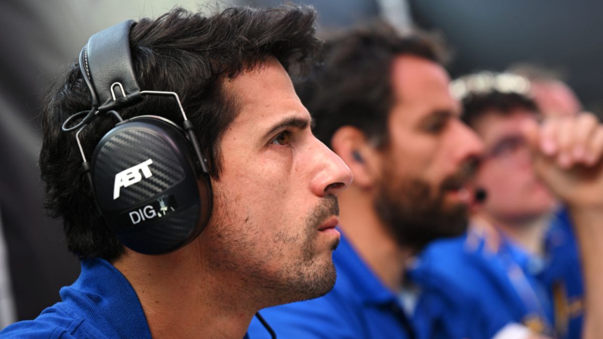 Lucas di Grassi e sua equipe utilizando fones