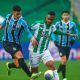 Pavón e Caique (Foto: Lucas Uebel/Grêmio)