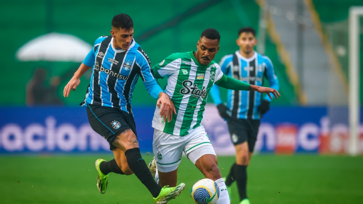 Pavón e Caique (Foto: Lucas Uebel/Grêmio)