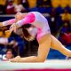 Thais está executando um movimento da ginastica artística em Qatar