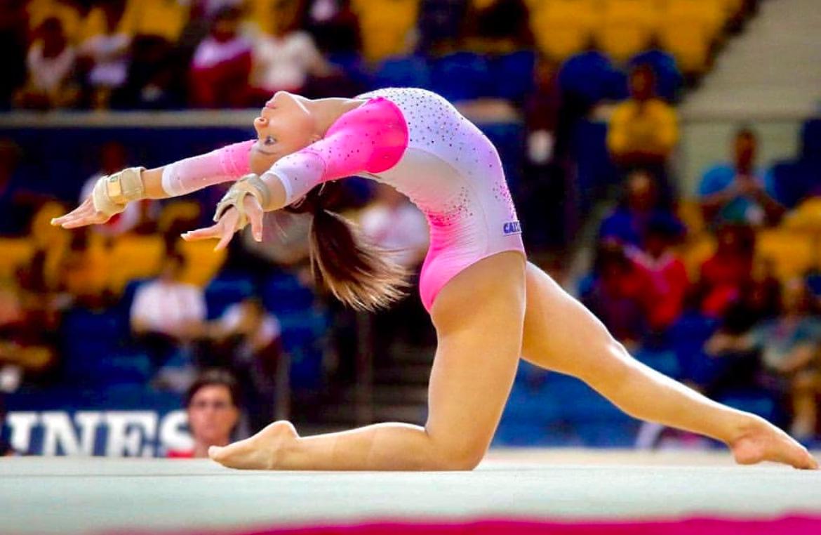 Thais está executando um movimento da ginastica artística em Qatar