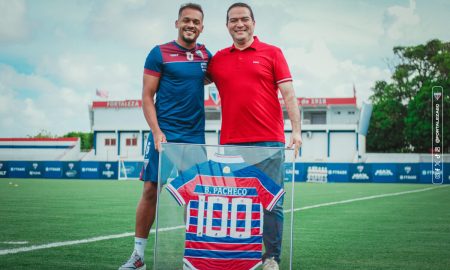 Bruno Pacheco recebe homenagem do Fortaleza. (Foto: Mateus Lotif/FEC)