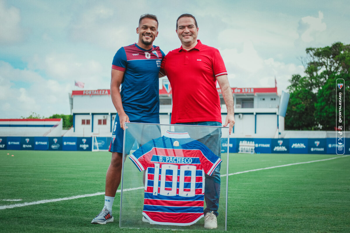 Bruno Pacheco recebe homenagem do Fortaleza. (Foto: Mateus Lotif/FEC)