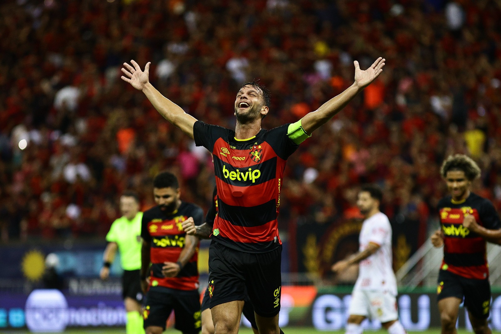 Rafael Thyere comemora gol pelo Sport. (Foto: Paulo Paiva/SCR)