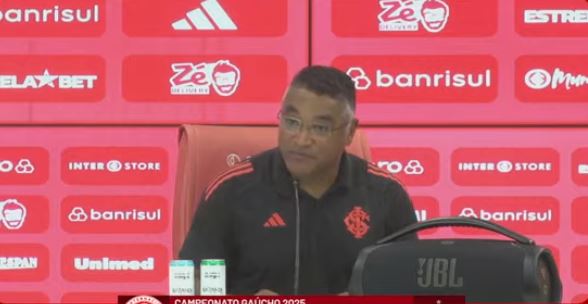 Roger projeta preparação para clássico Grenal 444: 'pensando no coletivo' (Foto: Reprodução/Youtube/SC Internacional)