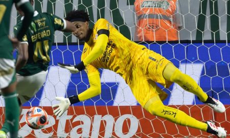 Hugo Souza defende pênalti pelo Corinthians (Foto: Rodrigo Coca/Agência Corinthians)