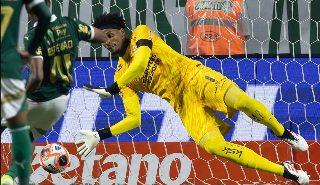 Hugo Souza defende pênalti pelo Corinthians (Foto: Rodrigo Coca/Agência Corinthians)