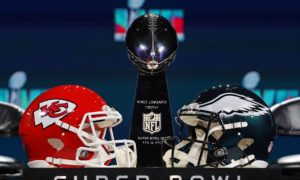 Capacetes do Chiefs e dos Eagles frente à frente com o troféu do Super Bowl