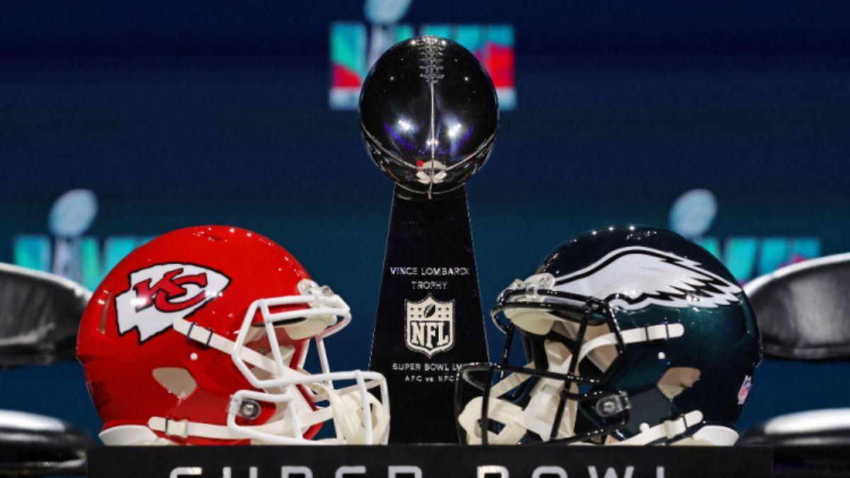 Capacetes do Chiefs e dos Eagles frente à frente com o troféu do Super Bowl