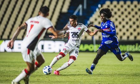 Baralhas marca gol do Vitória na partida. Foto: Victor Ferreira/EC Vitória