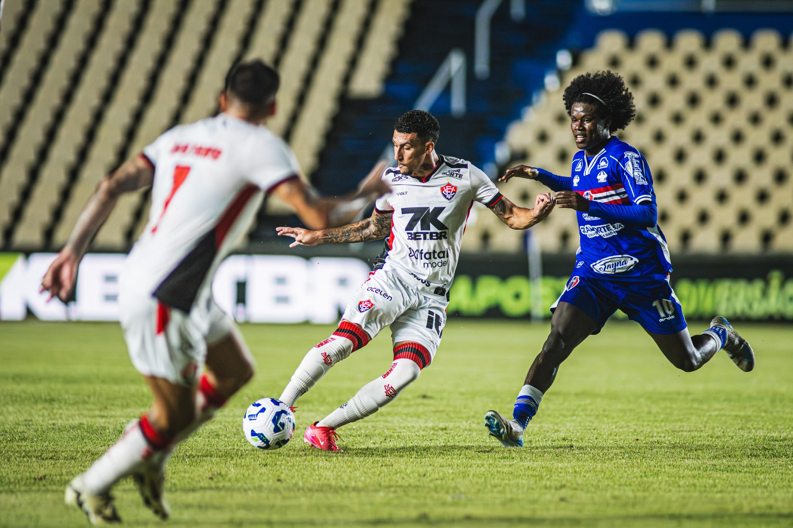 Baralhas marca gol do Vitória na partida. Foto: Victor Ferreira/EC Vitória