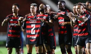 Jogadores do Flamengo dão força para Varela (Foto: Divulgação / Flamengo)