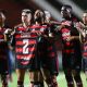 Jogadores do Flamengo dão força para Varela (Foto: Divulgação / Flamengo)