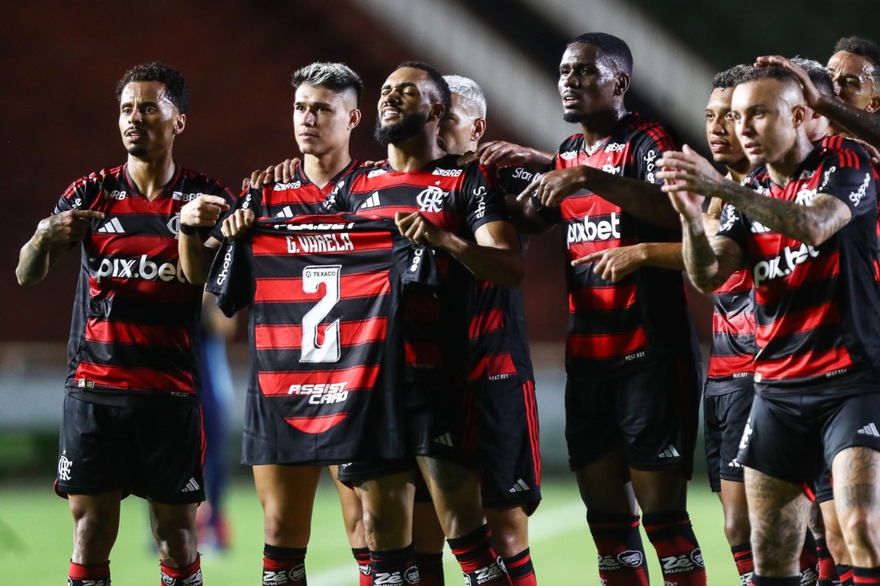 Jogadores do Flamengo dão força para Varela (Foto: Divulgação / Flamengo)