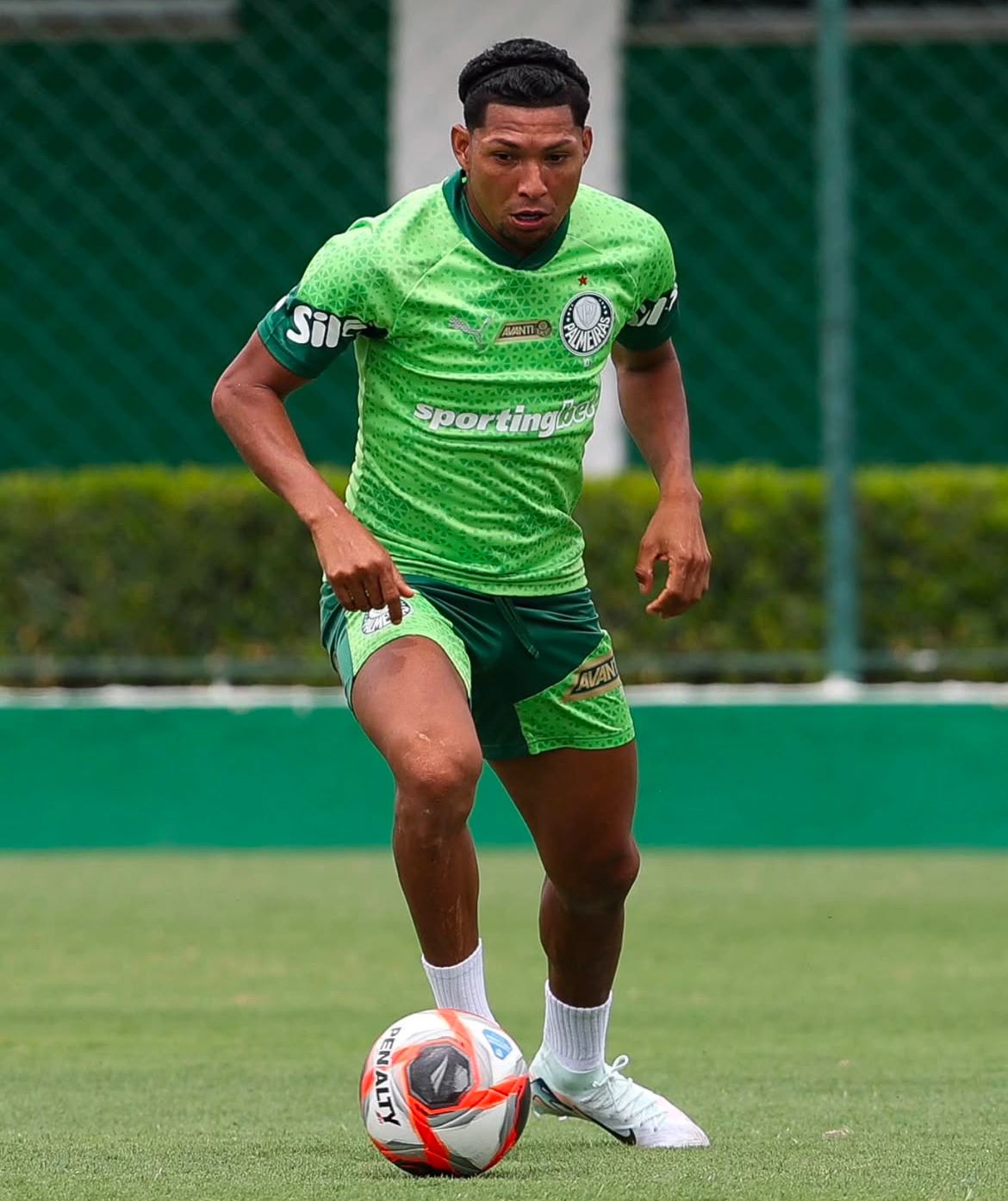 Até o momento Rony permanece no Palmeiras e pode ser escalado para clássico (Foto: Cesar Greco/Palmeiraz)