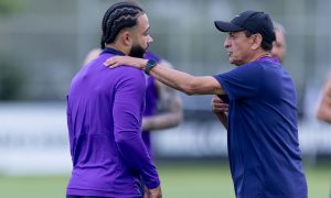 Memphis Depay e Ramón Díaz no Corinthians (Foto: Rodrigo Coca/Agência Corinthians)