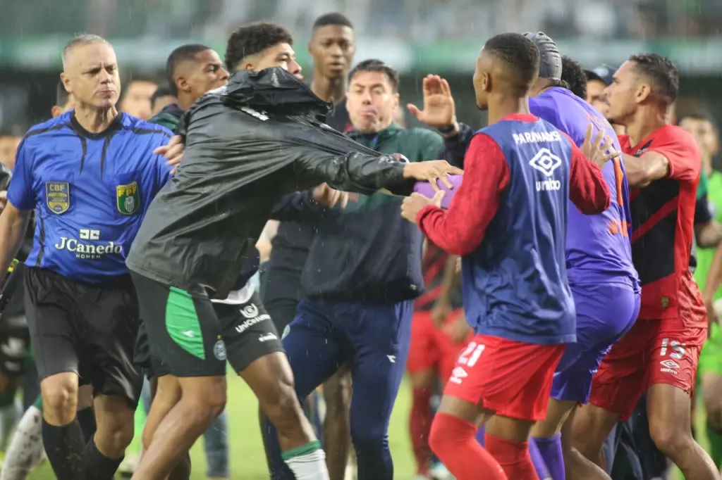 A briga no Athletiba de 25 de janeiro. (Foto: Valquir Aureliano)