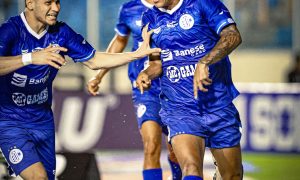 Breyner Camilo comemorando seu gol de voleio na primeira vitória do Confiança na Copa do Nordeste(Luiz Neto/ADC)