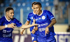 Breyner Camilo comemorando seu gol de voleio na primeira vitória do Confiança na Copa do Nordeste (Foto: Luiz Neto/ADC)