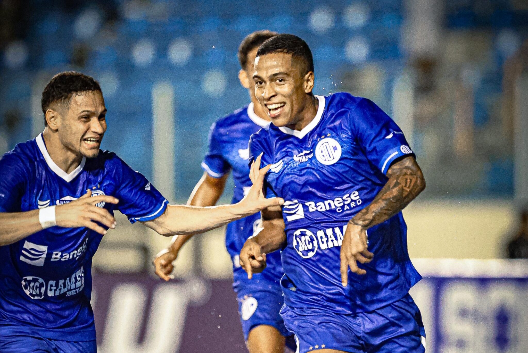 Breyner Camilo comemorando seu gol de voleio na primeira vitória do Confiança na Copa do Nordeste (Foto: Luiz Neto/ADC)