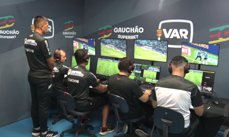 Cabine do VAR em Grêmio x Juventude. (Foto: Reprodução/FGF)