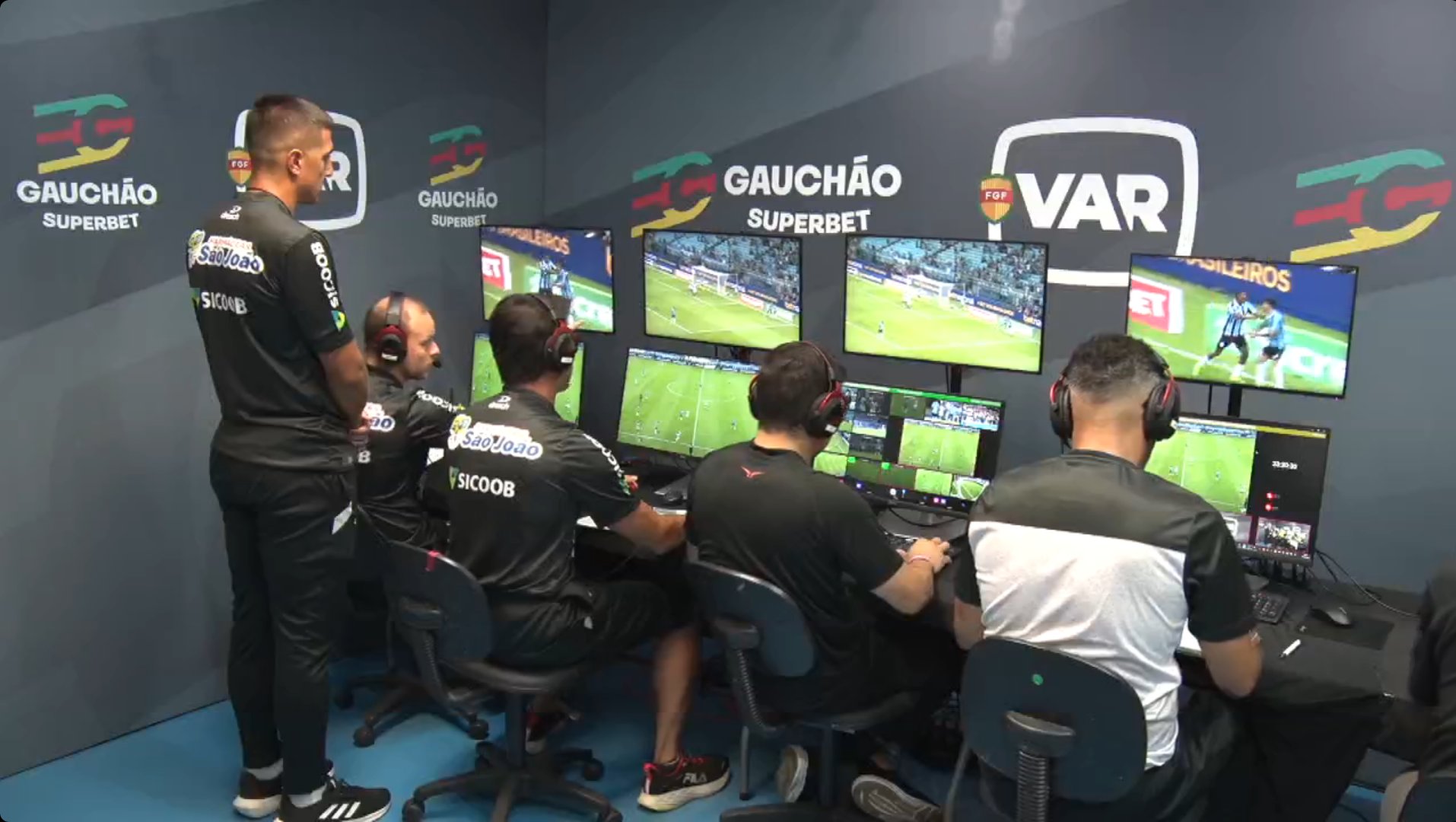 Cabine do VAR em Grêmio x Juventude. (Foto: Reprodução/FGF)