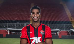 Carlinhos é anunciado no Vitória. (Foto: Victor Ferreira/ECV)