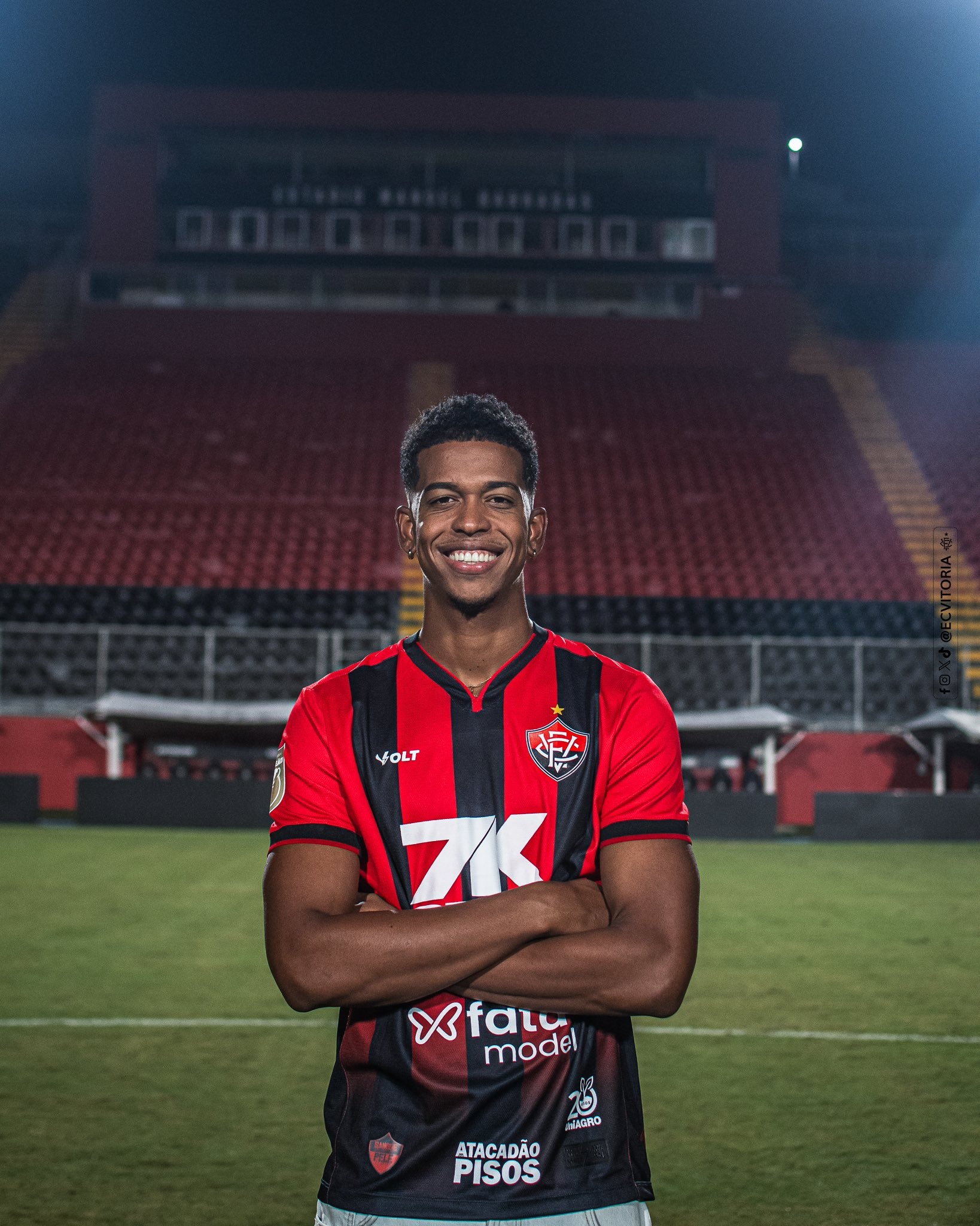 Carlinhos é anunciado no Vitória. (Foto: Victor Ferreira/ECV)