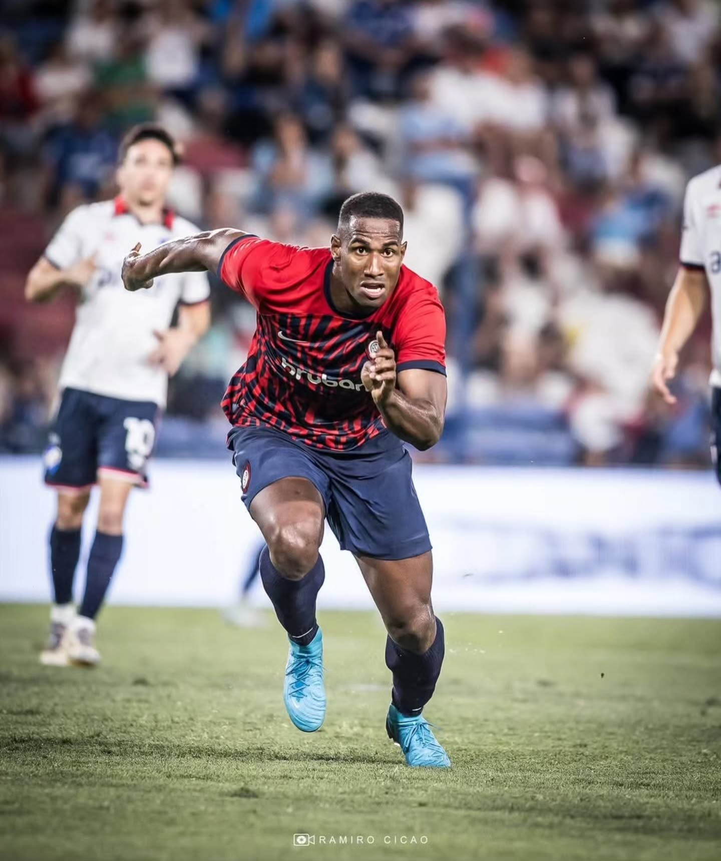 Johan Romaña em atuação pelo San Lorenzo. (Foto: Reprodução/Ramiro Cicao)