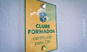 Certificado de Clube Formador recebido pelo Fortaleza. (Foto: João Moura/FEC)