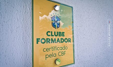 Certificado de Clube Formador recebido pelo Fortaleza. (Foto: João Moura/FEC)