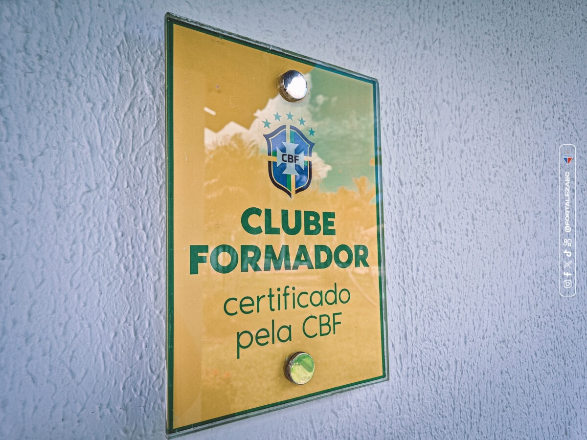 Certificado de Clube Formador recebido pelo Fortaleza. (Foto: João Moura/FEC)