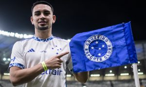 Fabrizio Peralta com a camisa do Cruzeiro. (Foto: Gustavo Aleixo/CEC)